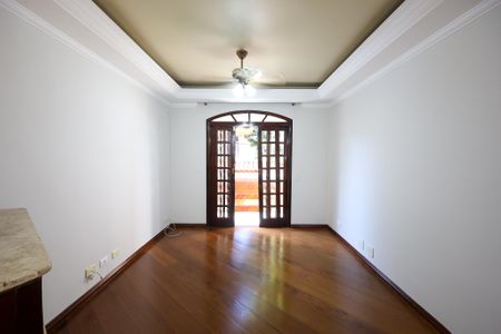 Casa para alugar com 205m², 3 quartos e 5 vagas Casa para alugar com 205m², 3 quartos e 5 vagasSala de estar com lareira
