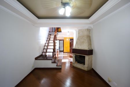Sala de estar com lareira  de casa para alugar com 3 quartos, 205m² em Jardim Nosso Lar, São Paulo