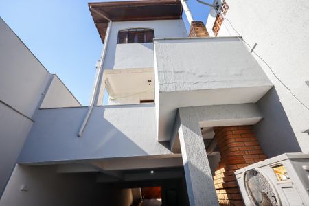 Casa para alugar com 205m², 3 quartos e 5 vagas Casa para alugar com 205m², 3 quartos e 5 vagasFachada interna Fundos