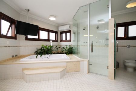 Casa de condomínio para alugar com 752m², 5 quartos e 7 vagas Casa de condomínio para alugar com 752m², 5 quartos e 7 vagasBanheiro da Suíte 1
