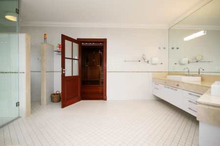 Casa de condomínio para alugar com 752m², 5 quartos e 7 vagas Casa de condomínio para alugar com 752m², 5 quartos e 7 vagasBanheiro da Suíte 1
