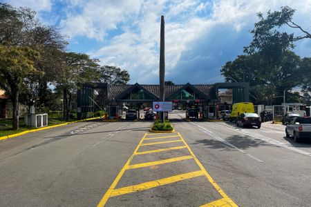 Casa de condomínio para alugar com 752m², 5 quartos e 7 vagas Casa de condomínio para alugar com 752m², 5 quartos e 7 vagasFachada