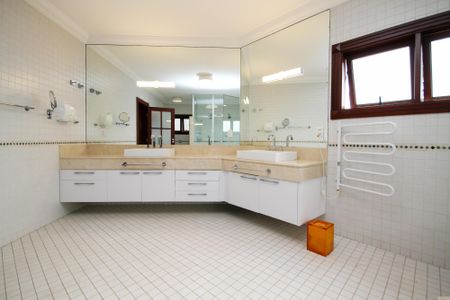 Casa de condomínio para alugar com 752m², 5 quartos e 7 vagas Casa de condomínio para alugar com 752m², 5 quartos e 7 vagasBanheiro da Suíte 1