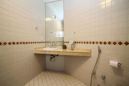 Casa de condomínio para alugar com 752m², 5 quartos e 7 vagas Casa de condomínio para alugar com 752m², 5 quartos e 7 vagasBanheiro da Suíte 4