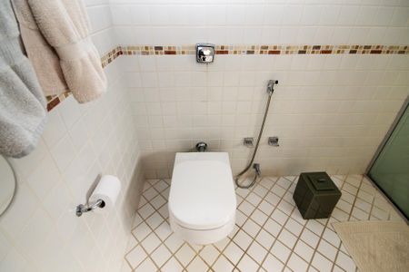 Casa de condomínio para alugar com 752m², 5 quartos e 7 vagas Casa de condomínio para alugar com 752m², 5 quartos e 7 vagasBanheiro da Suíte 2