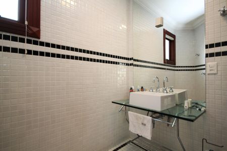 Casa de condomínio para alugar com 752m², 5 quartos e 7 vagas Casa de condomínio para alugar com 752m², 5 quartos e 7 vagasBanheiro Escritório