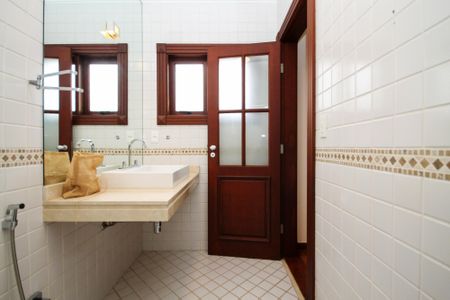 Casa de condomínio para alugar com 752m², 5 quartos e 7 vagas Casa de condomínio para alugar com 752m², 5 quartos e 7 vagasBanheiro da Suíte 3