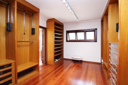 Casa de condomínio para alugar com 752m², 5 quartos e 7 vagas Casa de condomínio para alugar com 752m², 5 quartos e 7 vagasCloset Suíte 1