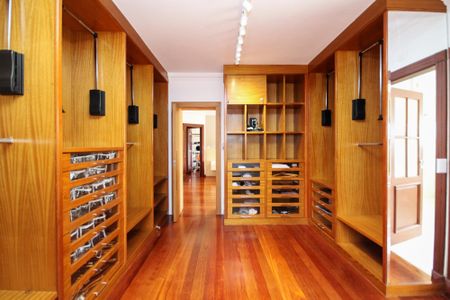 Casa de condomínio para alugar com 752m², 5 quartos e 7 vagas Casa de condomínio para alugar com 752m², 5 quartos e 7 vagasCloset Suíte 1