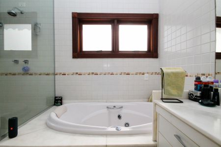 Casa de condomínio para alugar com 752m², 5 quartos e 7 vagas Casa de condomínio para alugar com 752m², 5 quartos e 7 vagasBanheiro da Suíte 2