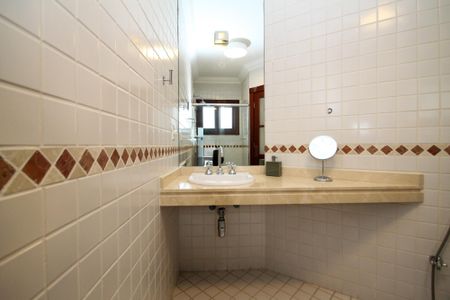 Casa de condomínio para alugar com 752m², 5 quartos e 7 vagas Casa de condomínio para alugar com 752m², 5 quartos e 7 vagasBanheiro da Suíte 4