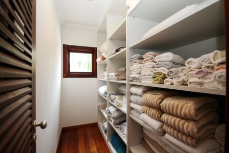 Casa de condomínio para alugar com 752m², 5 quartos e 7 vagas Casa de condomínio para alugar com 752m², 5 quartos e 7 vagasCloset Apoio Suítes 1,2,3 e 4