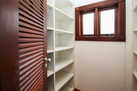 Casa de condomínio para alugar com 752m², 5 quartos e 7 vagas Casa de condomínio para alugar com 752m², 5 quartos e 7 vagasCloset da Suíte 4