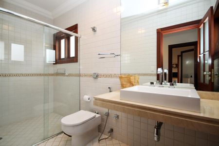 Casa de condomínio para alugar com 752m², 5 quartos e 7 vagas Casa de condomínio para alugar com 752m², 5 quartos e 7 vagasBanheiro da Suíte 3