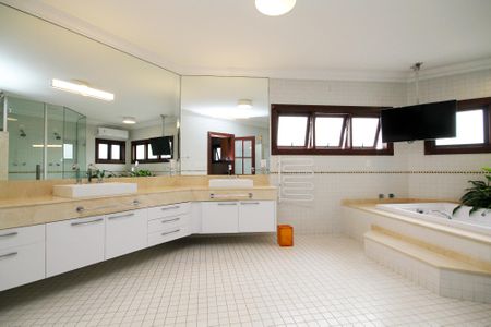 Casa de condomínio para alugar com 752m², 5 quartos e 7 vagas Casa de condomínio para alugar com 752m², 5 quartos e 7 vagasBanheiro da Suíte 1