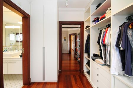 Casa de condomínio para alugar com 752m², 5 quartos e 7 vagas Casa de condomínio para alugar com 752m², 5 quartos e 7 vagasCloset Suíte 2