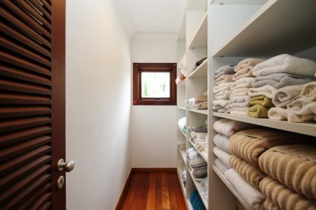 Casa de condomínio para alugar com 752m², 5 quartos e 7 vagas Casa de condomínio para alugar com 752m², 5 quartos e 7 vagasCloset Apoio Suítes 1,2,3 e 4