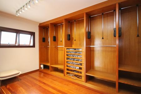 Casa de condomínio para alugar com 752m², 5 quartos e 7 vagas Casa de condomínio para alugar com 752m², 5 quartos e 7 vagasCloset Suíte 1