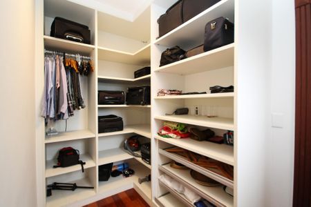 Casa de condomínio para alugar com 752m², 5 quartos e 7 vagas Casa de condomínio para alugar com 752m², 5 quartos e 7 vagasCloset da Suíte 3