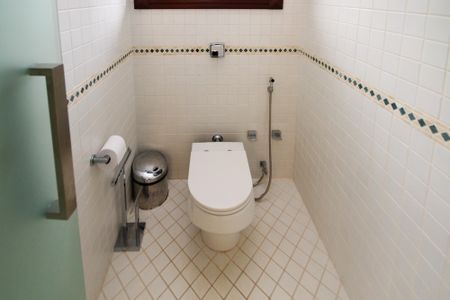 Casa de condomínio para alugar com 752m², 5 quartos e 7 vagas Casa de condomínio para alugar com 752m², 5 quartos e 7 vagasBanheiro da Suíte 1