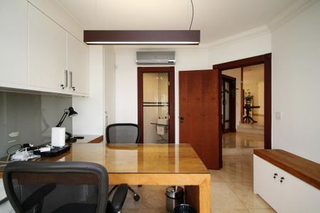 Casa de condomínio para alugar com 752m², 5 quartos e 7 vagas Casa de condomínio para alugar com 752m², 5 quartos e 7 vagasEscritório