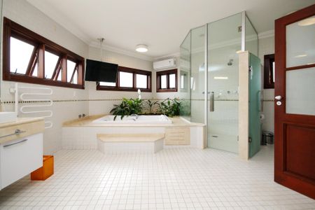 Casa de condomínio para alugar com 752m², 5 quartos e 7 vagas Casa de condomínio para alugar com 752m², 5 quartos e 7 vagasBanheiro da Suíte 1
