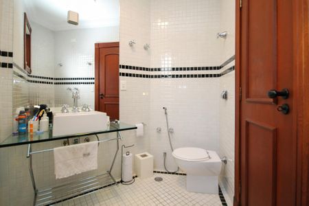 Casa de condomínio para alugar com 752m², 5 quartos e 7 vagas Casa de condomínio para alugar com 752m², 5 quartos e 7 vagasBanheiro Escritório