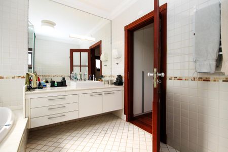 Casa de condomínio para alugar com 752m², 5 quartos e 7 vagas Casa de condomínio para alugar com 752m², 5 quartos e 7 vagasBanheiro da Suíte 2
