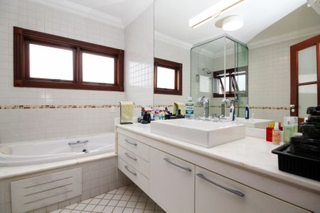 Casa de condomínio para alugar com 752m², 5 quartos e 7 vagas Casa de condomínio para alugar com 752m², 5 quartos e 7 vagasBanheiro da Suíte 2