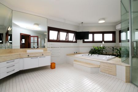 Casa de condomínio para alugar com 752m², 5 quartos e 7 vagas Casa de condomínio para alugar com 752m², 5 quartos e 7 vagasBanheiro da Suíte 1