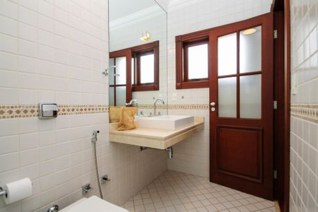 Casa de condomínio para alugar com 752m², 5 quartos e 7 vagas Casa de condomínio para alugar com 752m², 5 quartos e 7 vagasBanheiro da Suíte 3