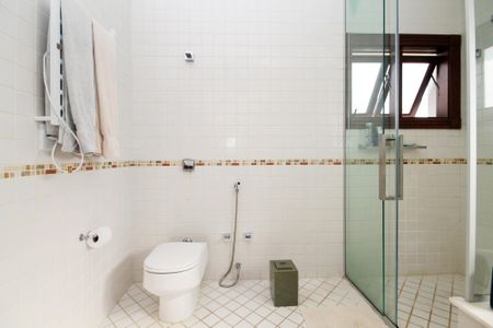 Casa de condomínio para alugar com 752m², 5 quartos e 7 vagas Casa de condomínio para alugar com 752m², 5 quartos e 7 vagasBanheiro da Suíte 2