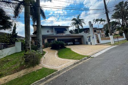 Casa de condomínio para alugar com 752m², 5 quartos e 7 vagas Casa de condomínio para alugar com 752m², 5 quartos e 7 vagasFachada
