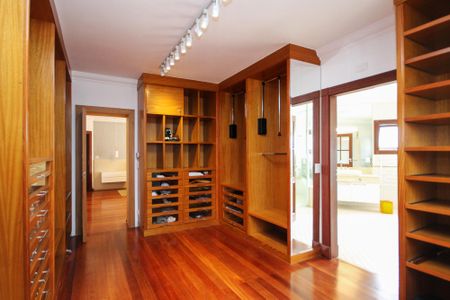 Casa de condomínio para alugar com 752m², 5 quartos e 7 vagas Casa de condomínio para alugar com 752m², 5 quartos e 7 vagasCloset Suíte 1