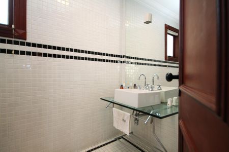 Casa de condomínio para alugar com 752m², 5 quartos e 7 vagas Casa de condomínio para alugar com 752m², 5 quartos e 7 vagasBanheiro Escritório
