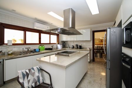 Casa de condomínio para alugar com 752m², 5 quartos e 7 vagas Casa de condomínio para alugar com 752m², 5 quartos e 7 vagasCozinha