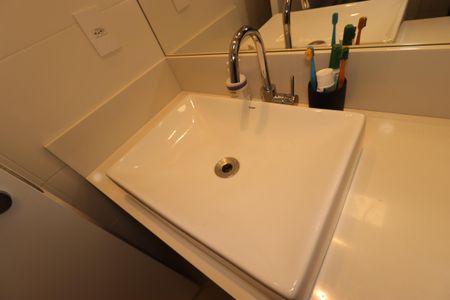 Apartamento à venda com 65m², 2 quartos e 2 vagasBanheiro da Suíte 1 - Pia