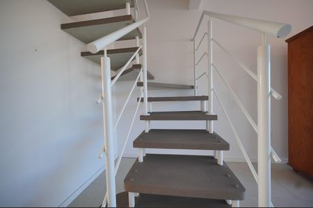 Escada de acesso ao 2°piso de casa para alugar com 2 quartos, 80m² em Campeche, Florianópolis