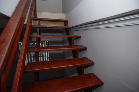 Casa para alugar com 101m², 2 quartos e 1 vaga Casa para alugar com 101m², 2 quartos e 1 vagaEscada