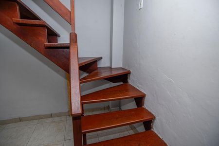 Casa para alugar com 101m², 2 quartos e 1 vaga Casa para alugar com 101m², 2 quartos e 1 vagaEscada