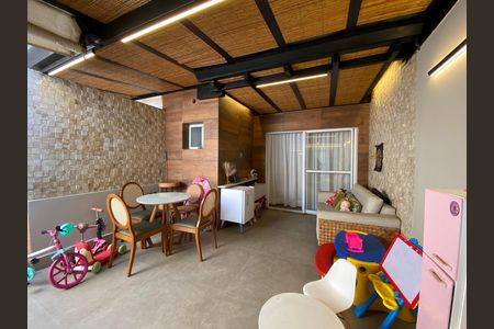 Casa de condomínio à venda com 190m², 3 quartos e 3 vagas Casa de condomínio à venda com 190m², 3 quartos e 3 vagasÁrea Externa