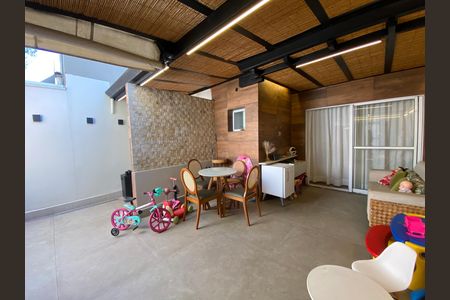 Casa de condomínio à venda com 190m², 3 quartos e 3 vagas Casa de condomínio à venda com 190m², 3 quartos e 3 vagasÁrea Externa