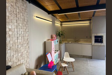 Casa de condomínio à venda com 190m², 3 quartos e 3 vagas Casa de condomínio à venda com 190m², 3 quartos e 3 vagasÁrea Externa