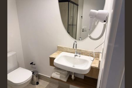 Banheiro de apartamento para alugar com 1 quarto, 26m² em Santo Amaro, São Paulo