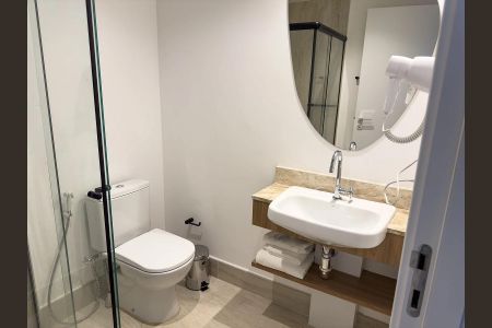 Banheiro de apartamento para alugar com 1 quarto, 26m² em Santo Amaro, São Paulo