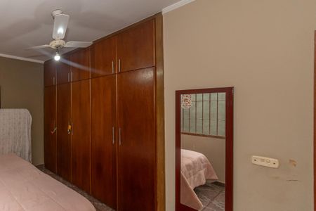 Casa à venda com 281m², 2 quartos e 2 vagasQuarto 