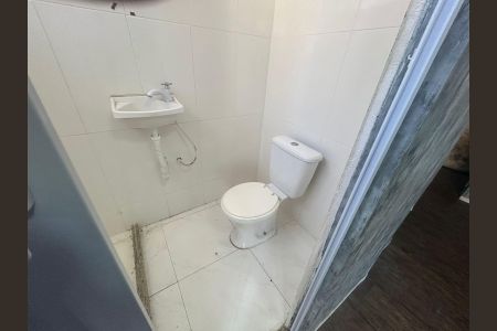 Banheiro de kitnet/studio para alugar com 1 quarto, 25m² em Quintino Bocaiúva, Rio de Janeiro