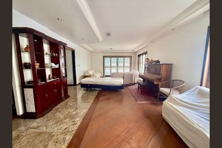 Casa à venda com 4 quartos, 250m² em Indianópolis, São Paulo