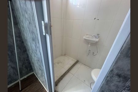 Banheiro de kitnet/studio para alugar com 1 quarto, 25m² em Quintino Bocaiúva, Rio de Janeiro