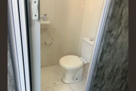Banheiro de kitnet/studio para alugar com 1 quarto, 25m² em Quintino Bocaiúva, Rio de Janeiro